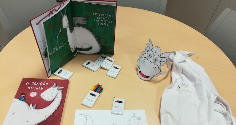 Laura Guerra presenta su  libro El Dragn Blanco en el aula del Hospital