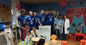 Los jugadores del equipo de voleibol de Cceres nos visitan en el ciberaula del hospital