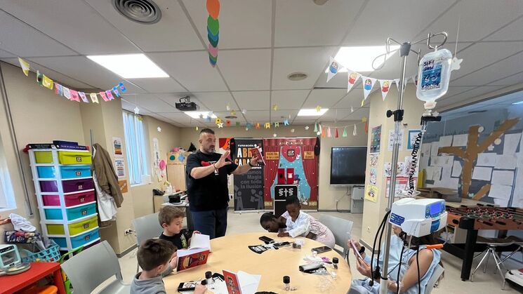 Visita de la Fundacin ABRACADABRA para realizar taller de magia y espectculo