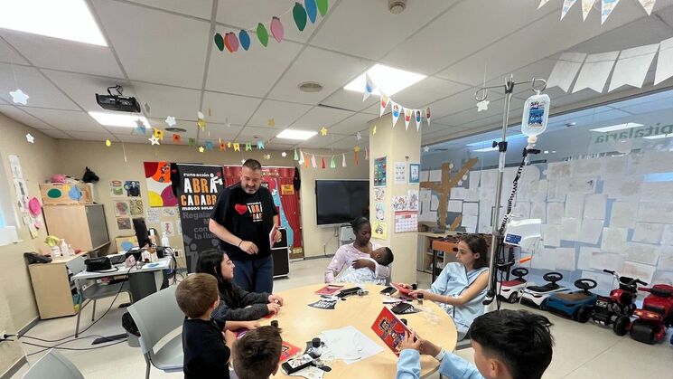 Visita de la Fundacin ABRACADABRA para realizar taller de magia y espectculo