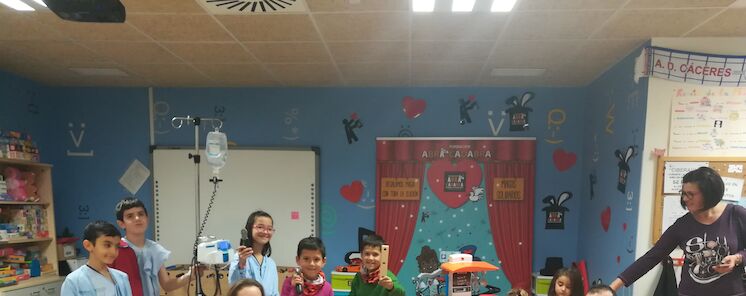 Delegados de VIVEVIEN visitan el aula y traen juguetes  