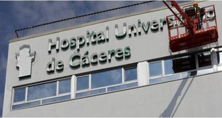 El nuevo hospital de Cceres ya luce su nombre