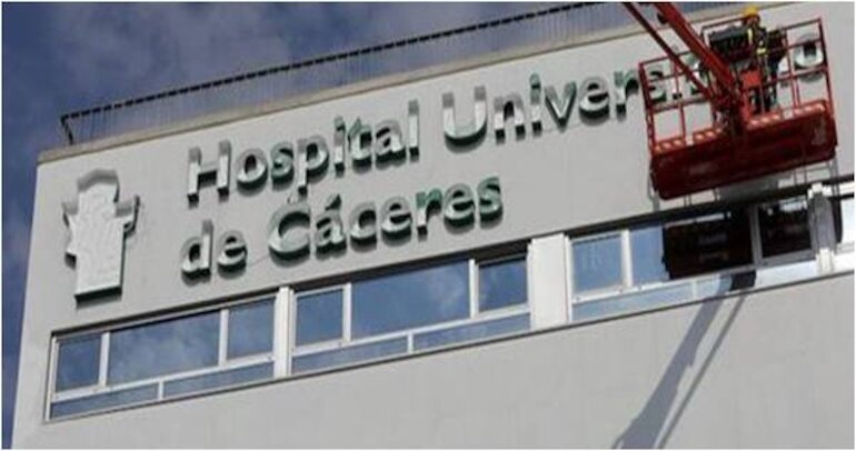 El nuevo hospital de Cceres ya luce su nombre