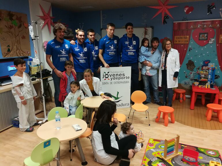 Los jugadores del equipo de voleibol de Cceres nos visitan en el ciberaula del hospital