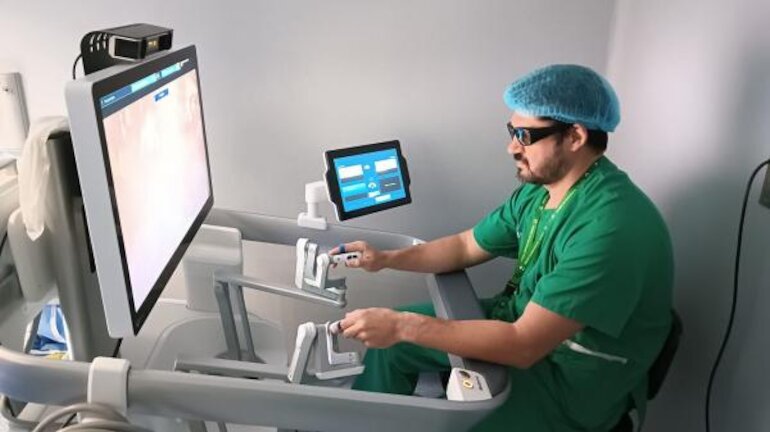El Hospital Universitario de Cceres realiza ms de 80 operaciones en un ao con el robot quirrgico HUGO RAS