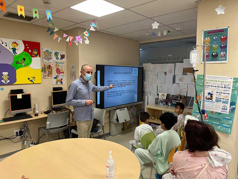 Aula hospitalaria de pediatría con el Taller de Extremeño