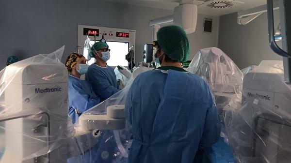 El Hospital Universitario de Cáceres realiza más de 80 operaciones en un año con el robot quirúrgico HUGO RAS
