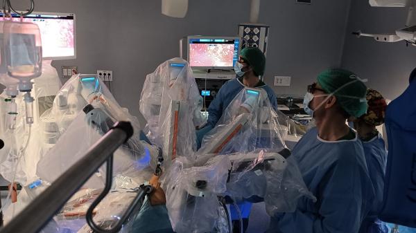 El Hospital Universitario de Cáceres realiza más de 80 operaciones en un año con el robot quirúrgico HUGO RAS