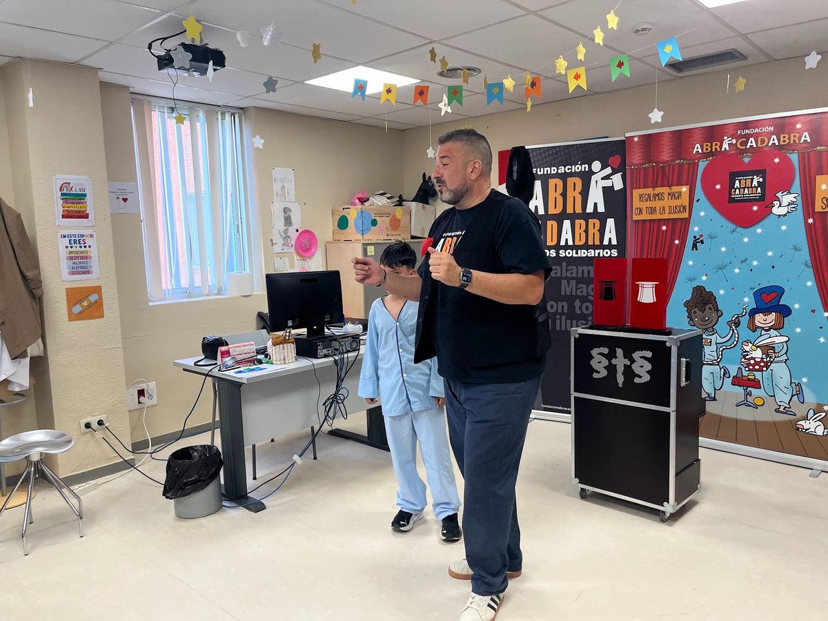 Visita de la Fundación ABRACADABRA para realizar taller de magia y espectáculo