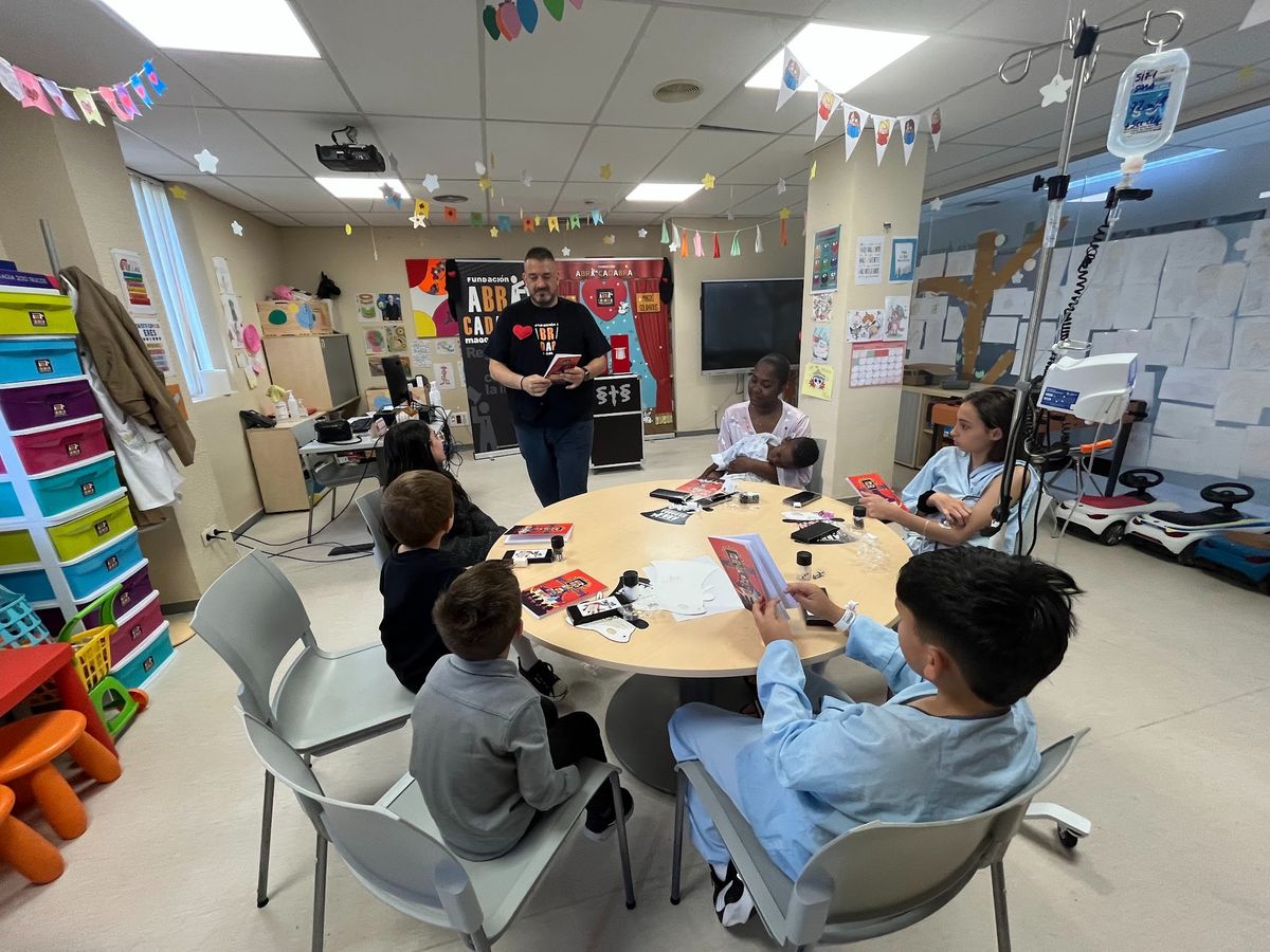 Visita de la Fundación ABRACADABRA para realizar taller de magia y espectáculo