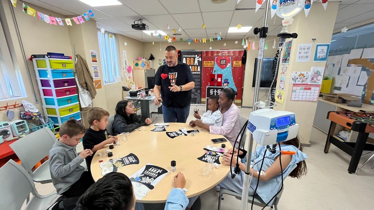 Visita de la Fundación ABRACADABRA para realizar taller de magia y espectáculo