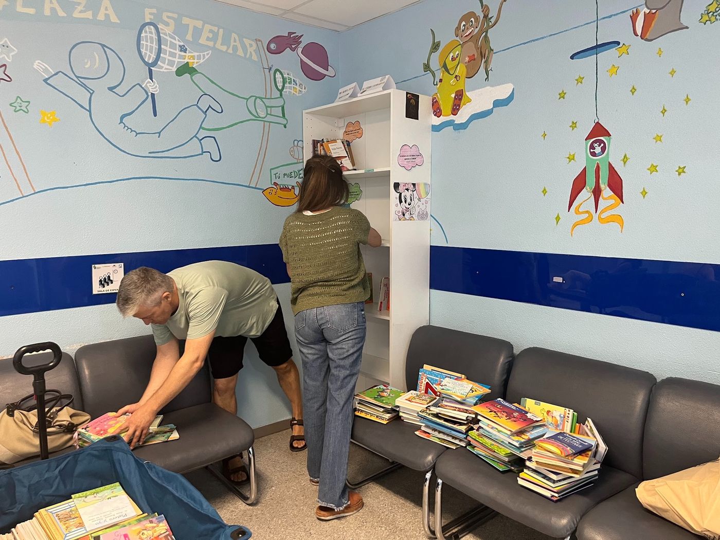 Donación de libros por parte del AMPA del Colegio San Antonio de Padua de Cáceres